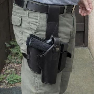 Beinholster aus schwarzem Leder mit Magazintasche