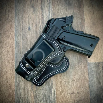 Schwarzes IWB-Lederholster mit 10-Degree Cant