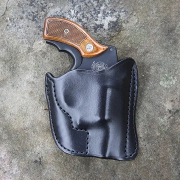 Taschenholster aus schwarzem Leder