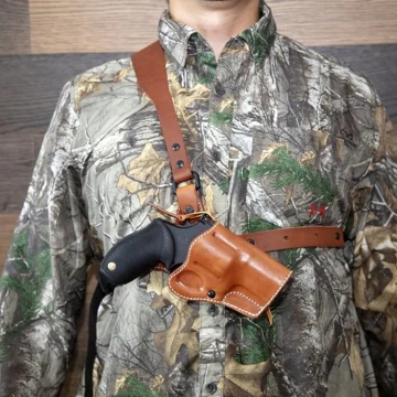 Brustholster aus braunem Leder für Revolver