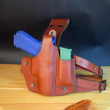 Beinholster aus braunem Leder mit Integrated Magazintasche