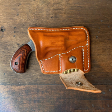 Taschenholster aus braunem Leder mit Patronentasche