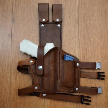 Taktisches Beinholster aus braunem Leder mit Magazin Holder