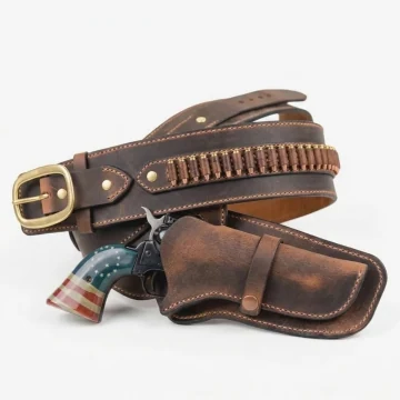 Brauner Western-Ledergürtel mit Revolverholster und Patronenschlaufen