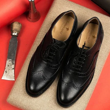Handgefertigte schwarze Leder-Oxford-Schuhe