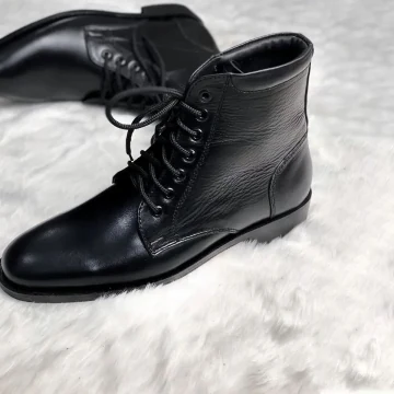 Klassische schwarze Leder-Stiefeletten