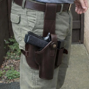 Beinholster aus dunkelbraunem Leder mit Magazintasche