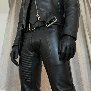 Schwarze Biker-Lederhose für Herren nach Mass