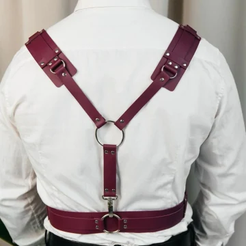 Bordeauxrotes Leder Y-Tragesystem mit Schnallenriemen