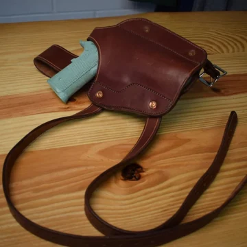 Handgefertigtes Oberschenkelholster aus braunem Leder