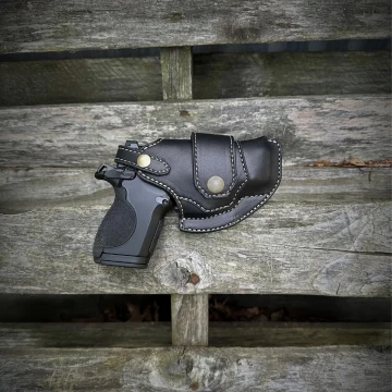 Schwarzes Lederholster mit horizontales Draw