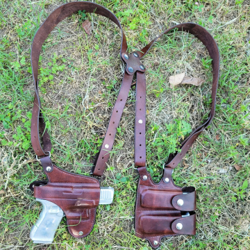 Doppelmagazin horizontales Schulterholster aus dunkelbraunem Leder