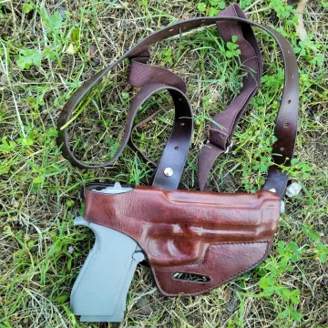 Handgefertigtes horizontales Schulterholster aus braunem Leder - , umwandelbares OWB, oben offen