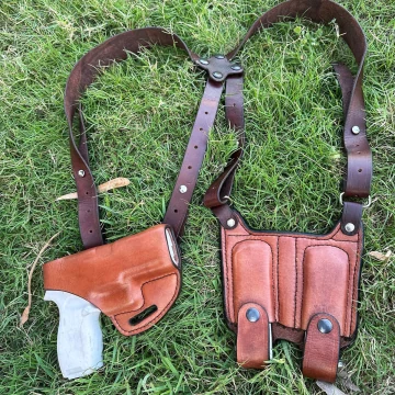 Hellbraunes horizontales Schulterholster mit Doppel-Magazintasche