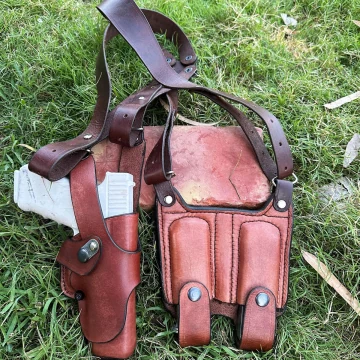 Vertikales Schulterholster aus braunem Leder mit Doppelmagazintasche, Thumb-Break