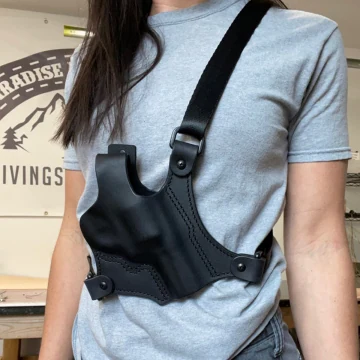 Revolver Brustholster aus schwarzem Leder mit Daumen-Sicherungsriemen