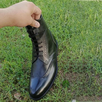 Handgefertigte Offiziers-Schnürstiefel mit Brogue-Verzierung