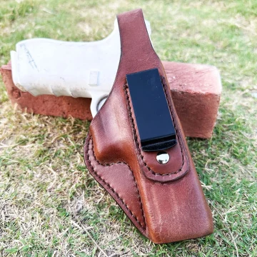 Braunes IWB-Lederholster mit Stahl-Gürtelclip und verstärkter Daumensicherung