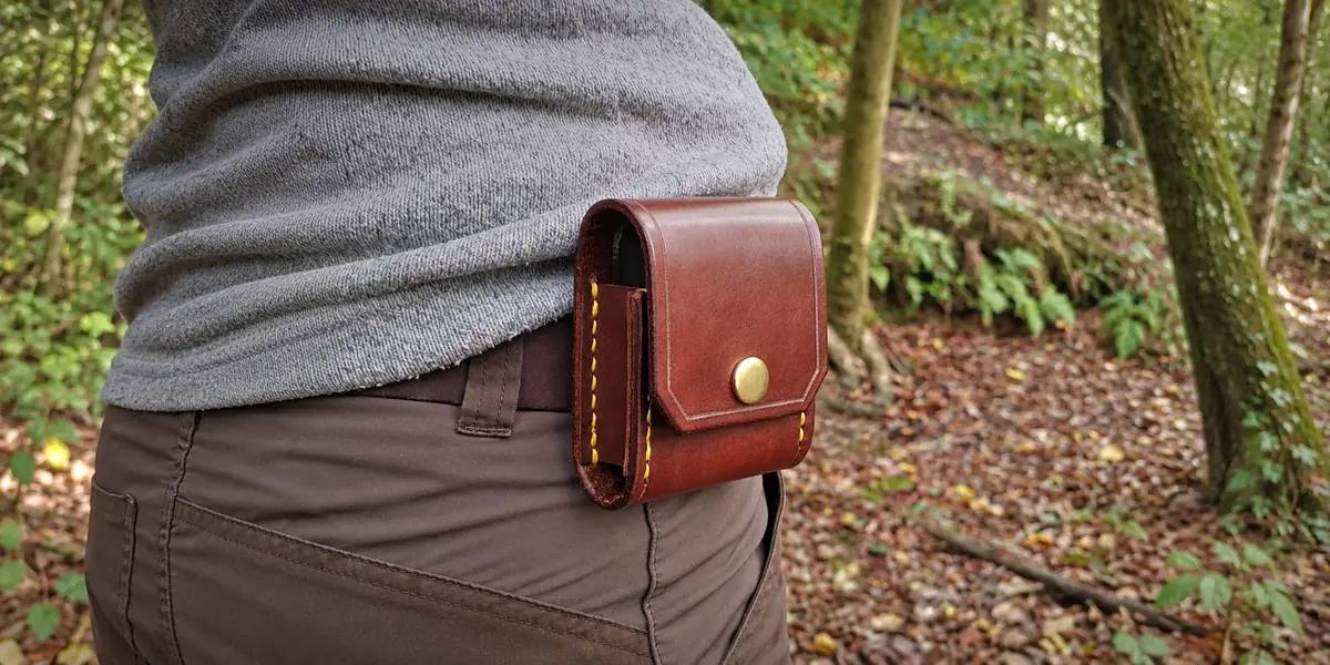 Kompass-Gürteltasche am Gürtel
